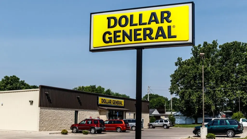 Dollar General store front